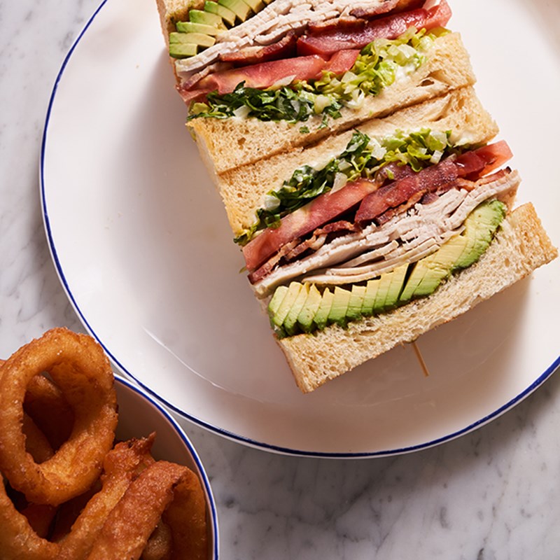 Club sandwich with onion rings